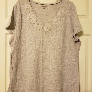 NWOT ** SOFT GRAY T-SHIRT W/ FABRIC FLOWERS